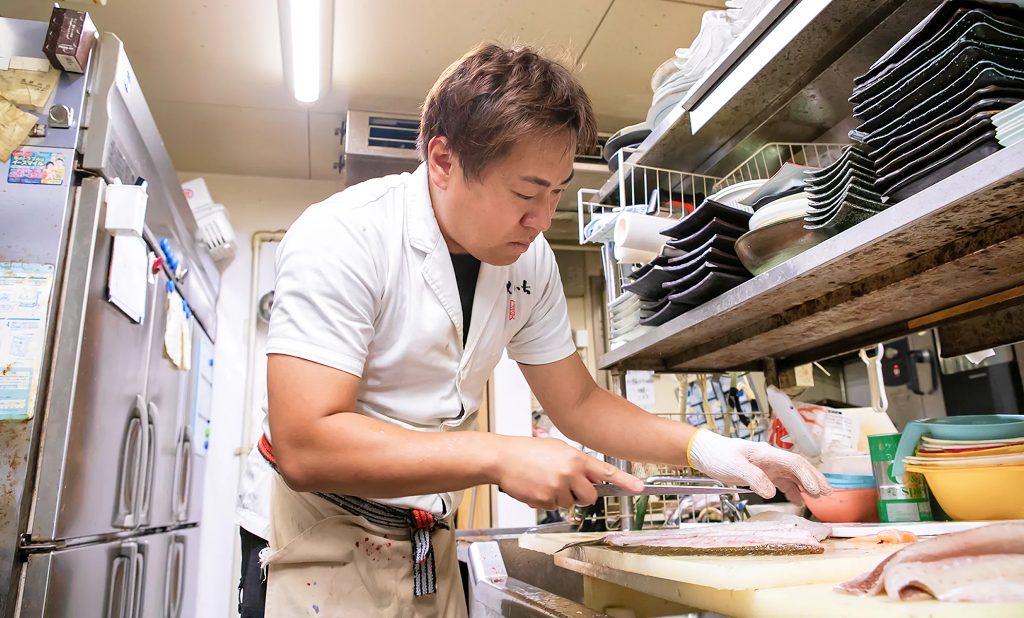 料理の仕込みをするかくいち店主